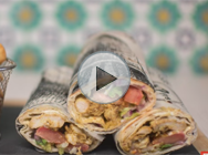 Cet homme est allé trop loin avec ce mannequin en bikini, elle le frappe en direct