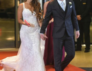 Cet homme est allé trop loin avec ce mannequin en bikini, elle le frappe en direct