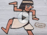 Cet homme est allé trop loin avec ce mannequin en bikini, elle le frappe en direct