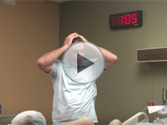 Cet homme est allé trop loin avec ce mannequin en bikini, elle le frappe en direct