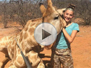 Cet homme est allé trop loin avec ce mannequin en bikini, elle le frappe en direct